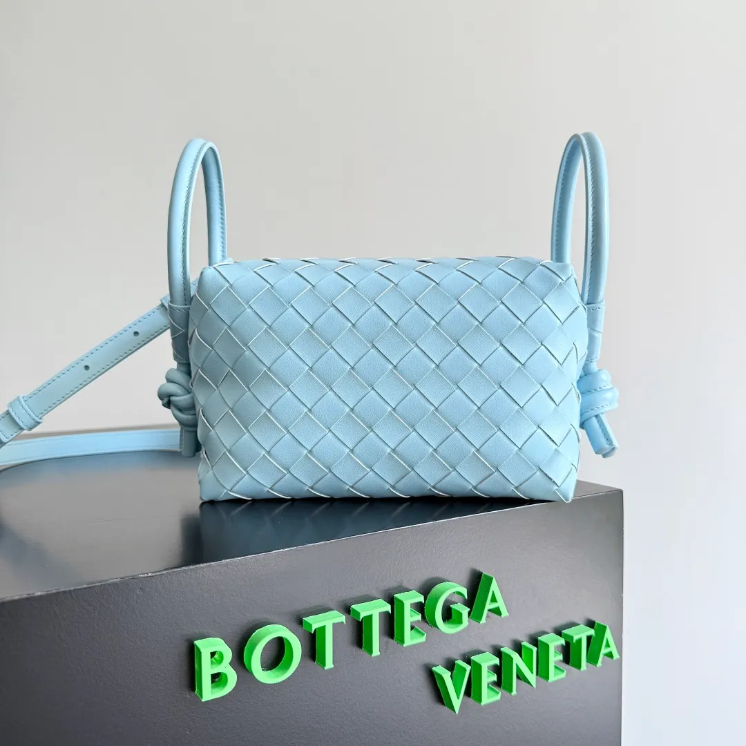 Batch 1360 BOTTEGA VENETA 2024 new loop is here! ! Many girls who like BV have owned the Loop bag. It has a simple appearance, classic weaving, and a compact and lightweight bag shape. This innovation continues the "camera bag" shape. Unlike the traditional Loop bag, which can only be worn as a crossbody bag, this innovation It can be carried by hand or cross-body, satisfying both the concave shape and daily needs. The oversized buckle can be folded and used as a handle. The sultry heat in summer ☀️ usually reduces people's desires. Having a lightweight bag will greatly enhance the happiness of traveling🫧 Style number: 796615 Size: 19*12*9cm